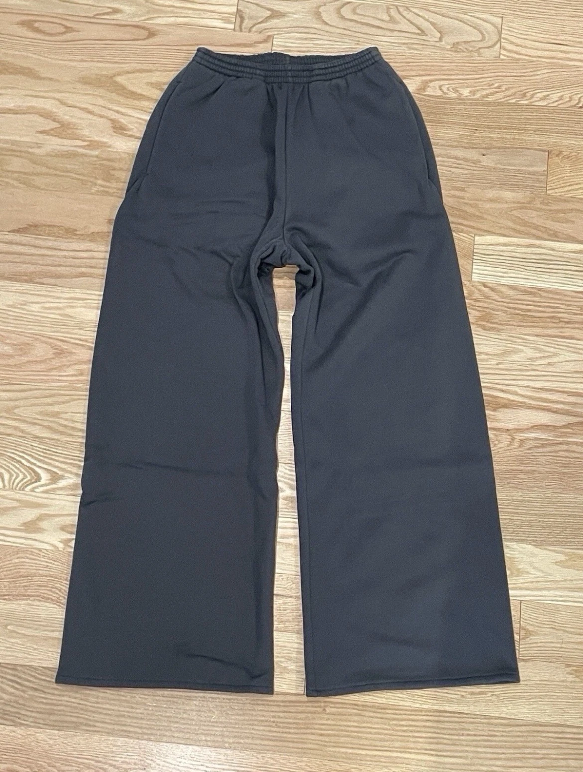 Yeezy Gap Engineered By Balenciaga Fleece Wide Leg Sweatpants Baggy Size Medium
Opens in a new windo
