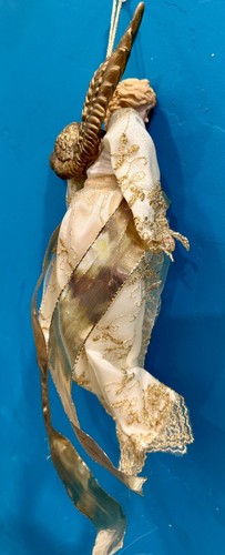 Muñeca Ángel Colgante Porcelana Cara y Manos Bronceado con Acento Dorado Vestido Alas Doradas - Imagen 5 de 6
