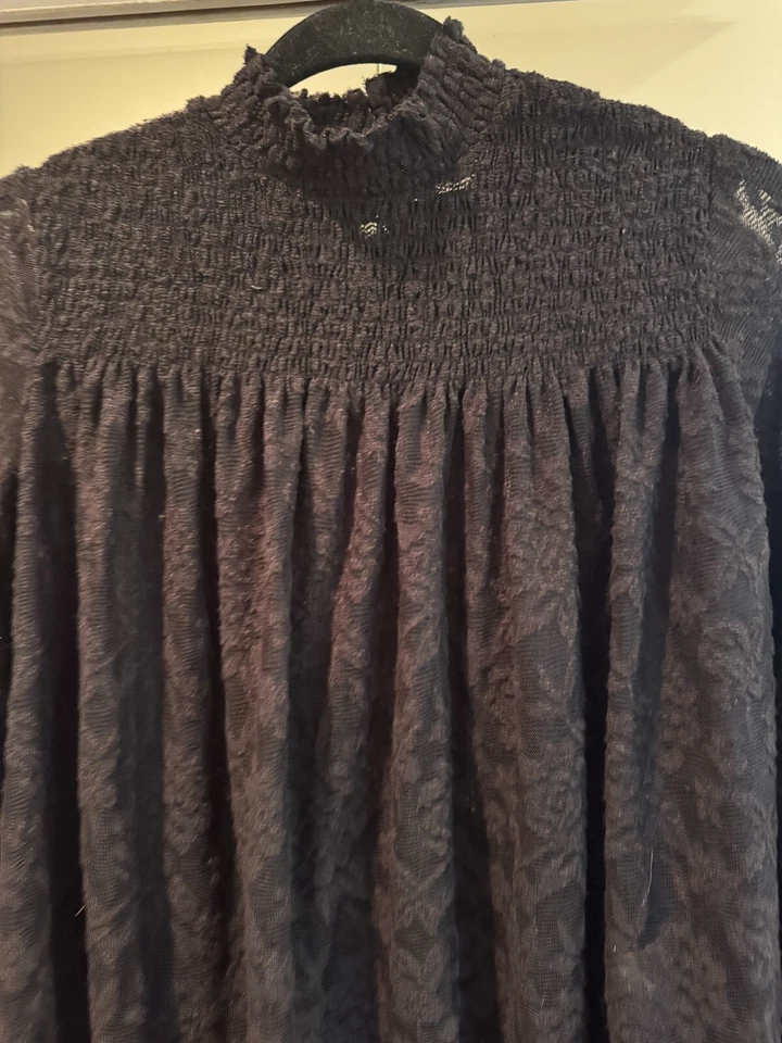 Anthropologie Deletta 黑色蕾丝高领上衣,带缩褶细节 - XS(聚乙烯) — 第 2/4 张图片