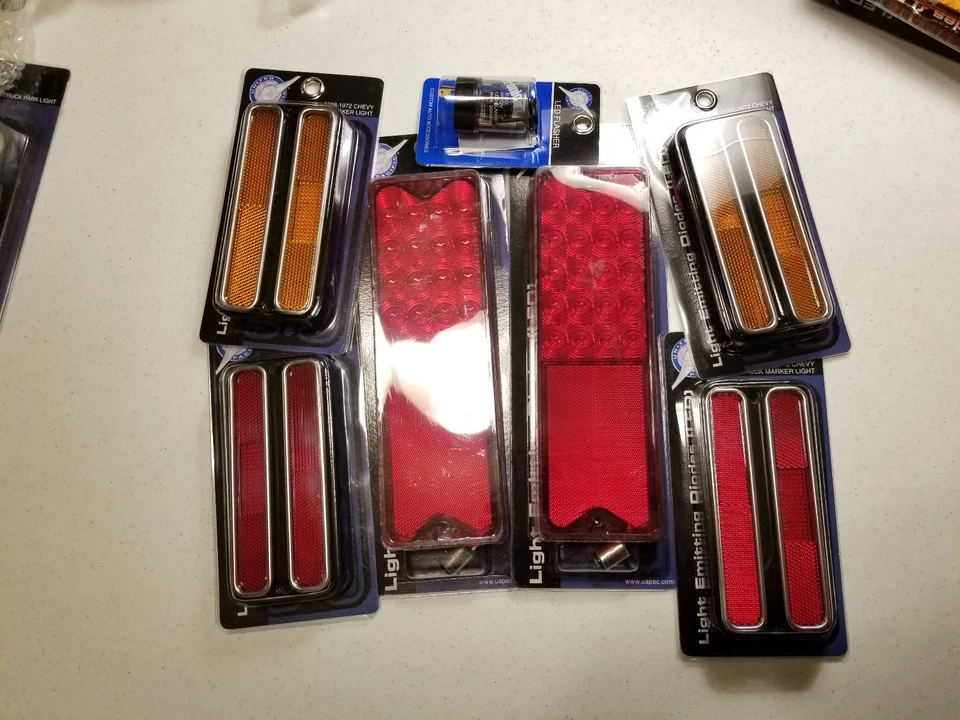 Juego de luces traseras y marcadores LED United Pacific 1968-1972 camioneta Chevy  Foto 2 de 4