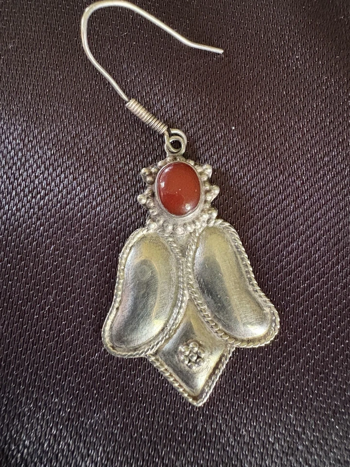 Pendientes de ley vintage tribales afganos hechos a mano con piedras de cornalina. Foto 4 de 4