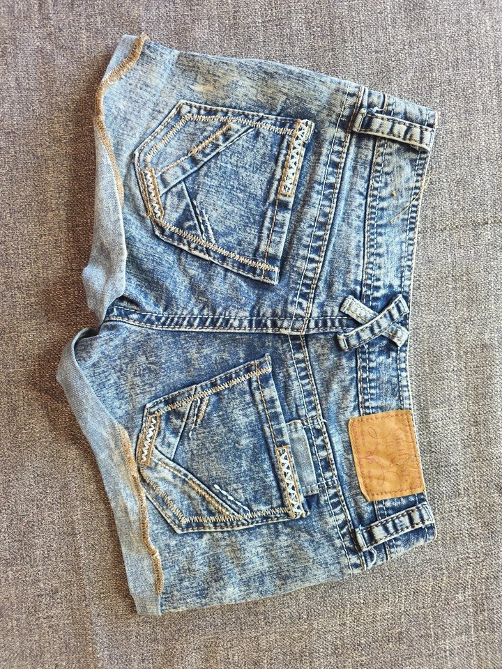 Amethyst Womens Size 3 Shorts Stone Wash Cuffed Embroidered - Image 4 of 4