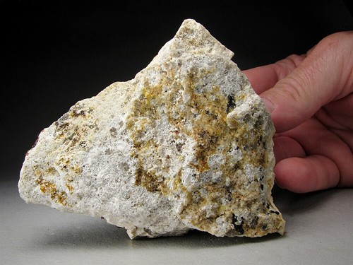 Fluorita con granates Spessartine y Qtz Fujian China ahumada - Imagen 7 de 7
