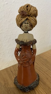 Laura Dunn Studio Pottery 1982 Busty Lady Figur 18 cm groß signiert und datiert