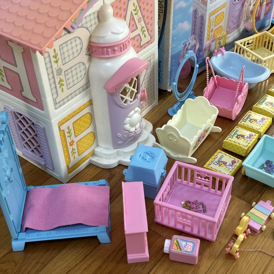 Enorme Vintage G1 MLP My Little Pony Lullabye Berçário Lote Caixa Fraldas Acessórios - Imagem 2 de 4