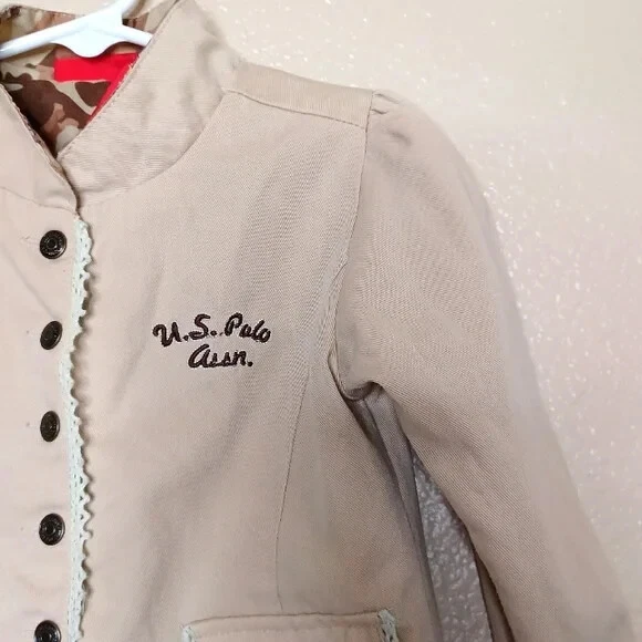 Polo Assn. dos EUA Forro camuflado bronzeado neutro botão de pressão jaqueta infantil menina tamanho 3T - Imagem 4 de 4
