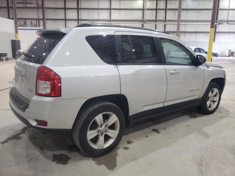 2013 Jeep Compass Fog Light Assembly OEM Used 4WD 2.40L 85000 Miles - Image 3 of 4