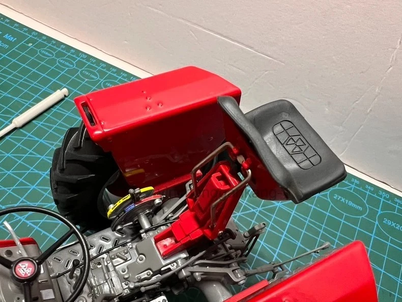 UH1/16 Massey Ferguson MF165 Alloy Tractor Model - Image 4 of 4