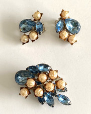 Schmuckset Ohrclips + Brosche Modeschmuck  Signatur, blaue Glassteine, Perlen