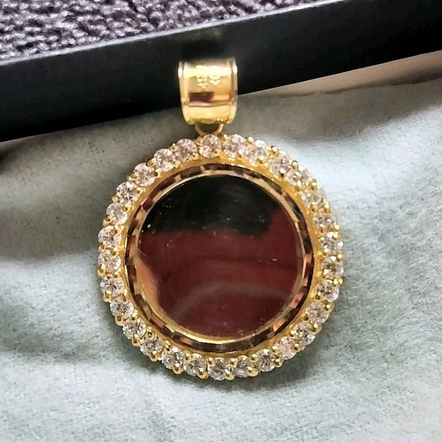 10k solid gold round memory pendant - image 1