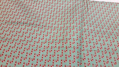 MODA 100% Baumwollstoff süße Weihnachten Mini Zuckerstangen auf grünem Design #31156