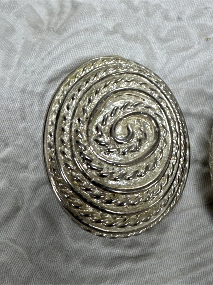 "Pendientes con clip de 1,5"" vintage de cuerda retorcida con patrón espiral distintivo tono plata" Foto 2 de 4