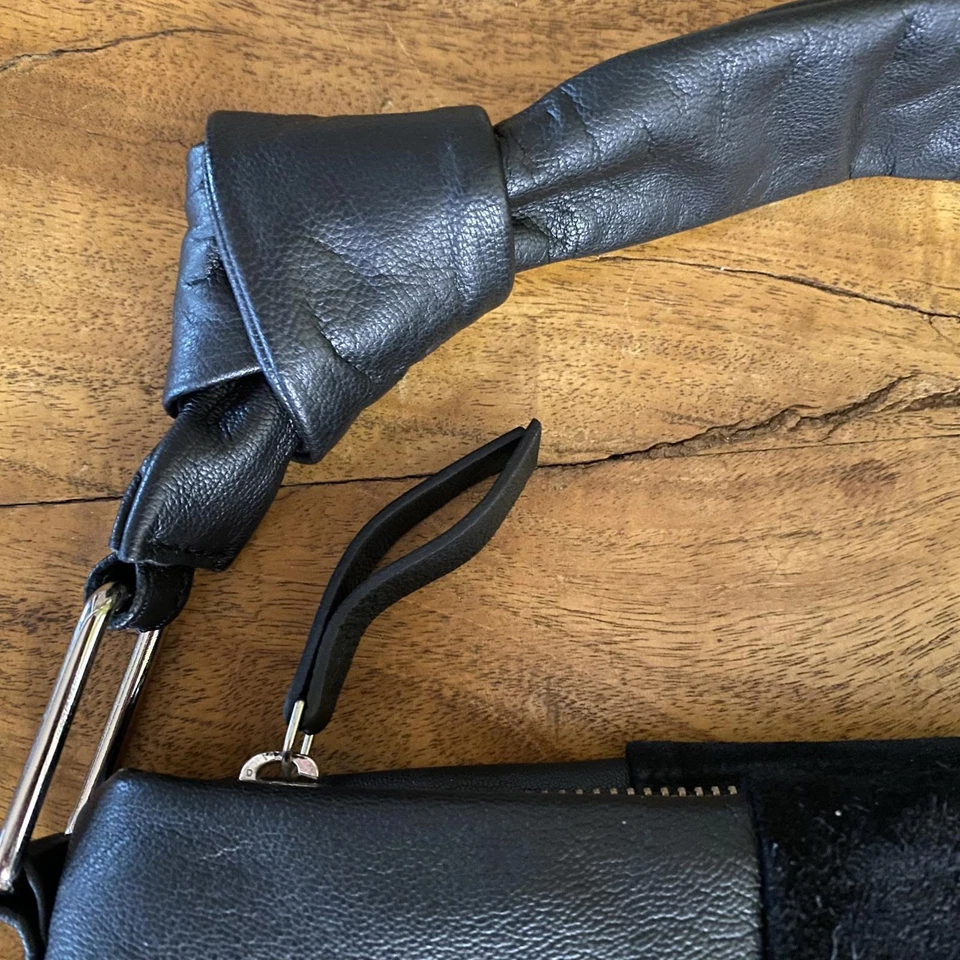 Bolso de mano tejido de cuero y gamuza negro con asa superior anudada de ASOS DESIGN Foto 3 de 4
