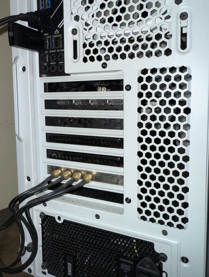 Configuración gaming gama alta con teclado ratón monitor Foto 3 de 4