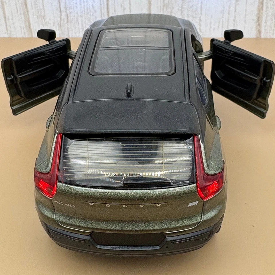 2020/2023 Volvo XC40 Green - 1:32 Scale - Officially Licensed - Image 2 of 4