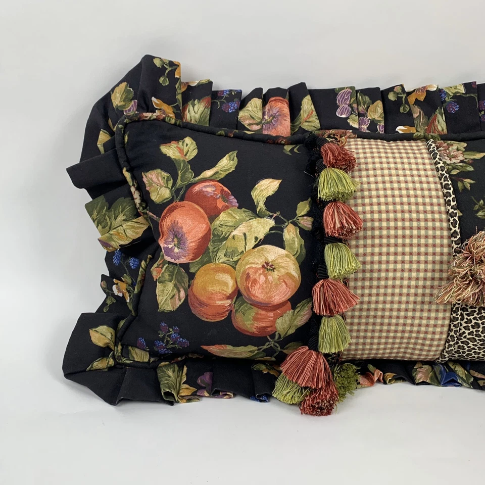Almohada decorativa a cuadros con flecos y borlas con estampado de animales florales hecha a medida negra Foto 3 de 4
