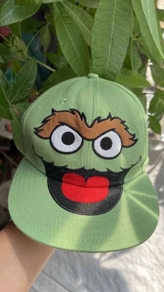 Sombrero ajustado verde Sesame Street Oscar the Grouch Face 7 3/8 para hombre L Foto 3 de 4
