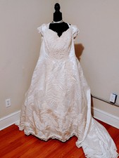 Plus size Davids Bridal White Cap Sleeved Wedding Dress Sz 24w