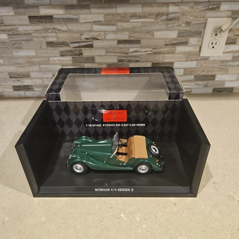 Kyosho 1/18 Gorgeous Collection Morgan 4/4 Series II Green Tan Interior 08111GT - Image 2 of 4