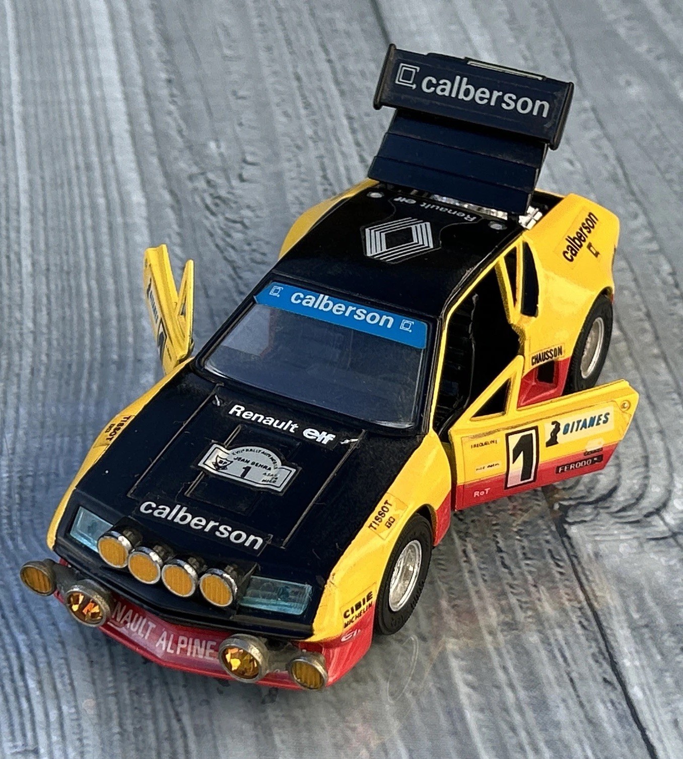 EIDAI ALPINE RENAULT A310 V6 RALLYE JEAN BEHRA 1977 G FREQUELIN #1 DIECAST 1:28