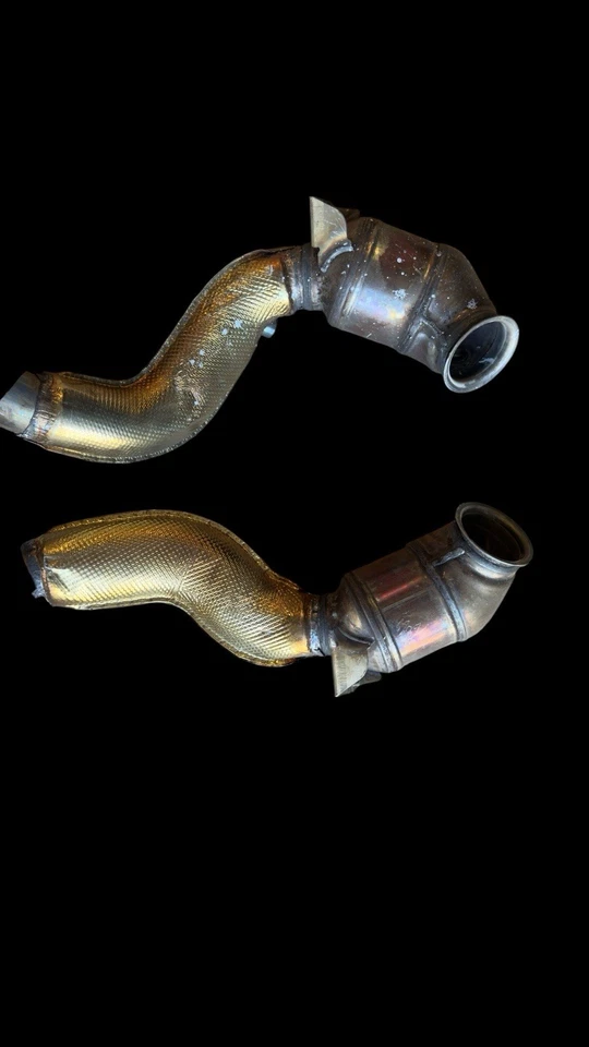 Tubos descendentes con protector térmico AMG GT/GTS de fabricante de equipos originales Mercedes-Benz AMG GTS modelo Foto 2 de 4