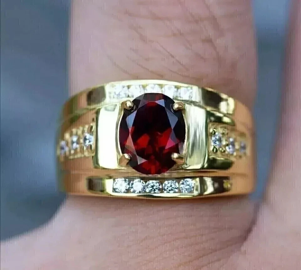 Alianza de boda para hombre enchapada en oro amarillo de 14 quilates granate rojo creado en laboratorio ovalado de 2 quilates Foto 2 de 4