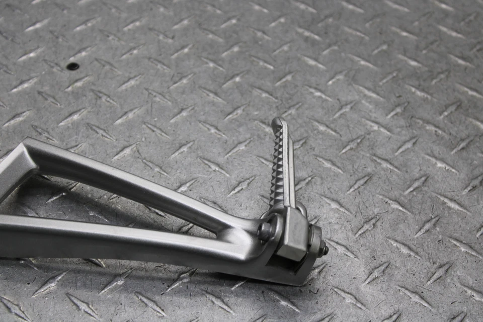 Yamaha YZF R6 2008 clavija trasera izquierda pasajero 2C0-2741L-00-00 Foto 3 de 4