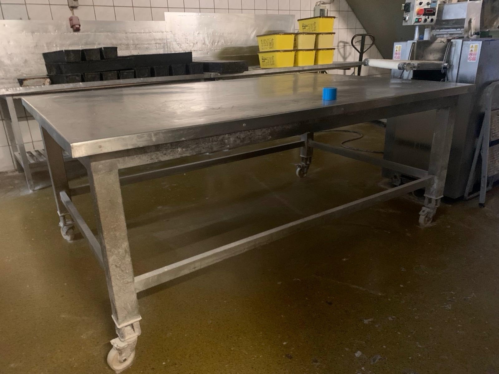 Schwerer Edelstahltisch auf Rollen – 220×140 cm – Industrietisch / Bäckerei