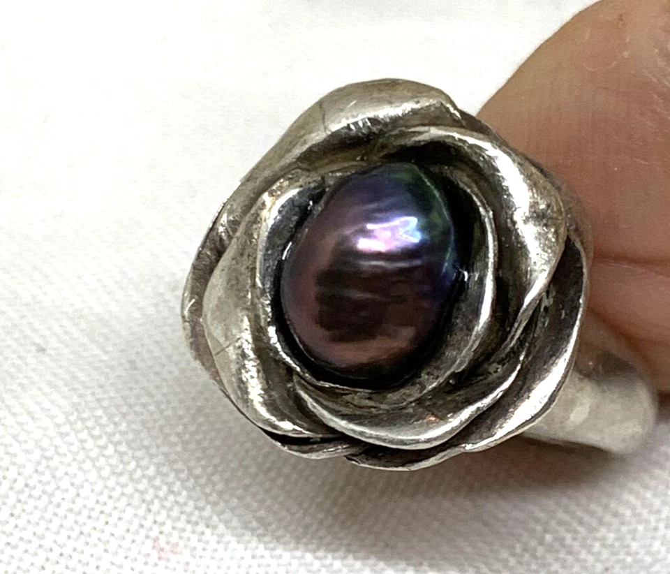 ANELLO IN ARGENTO A FORMA DI ROSA, FUSIONE CON PERLA DI FIUME COLOR PAVONE - Immagine 2 di 4