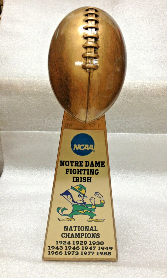 10" NOTRE DAME FIGHTING IRISH NCAA NATIONAL CHAMPION GOLDTONE FOOTBALL TROPHY - Imagem 2 de 3