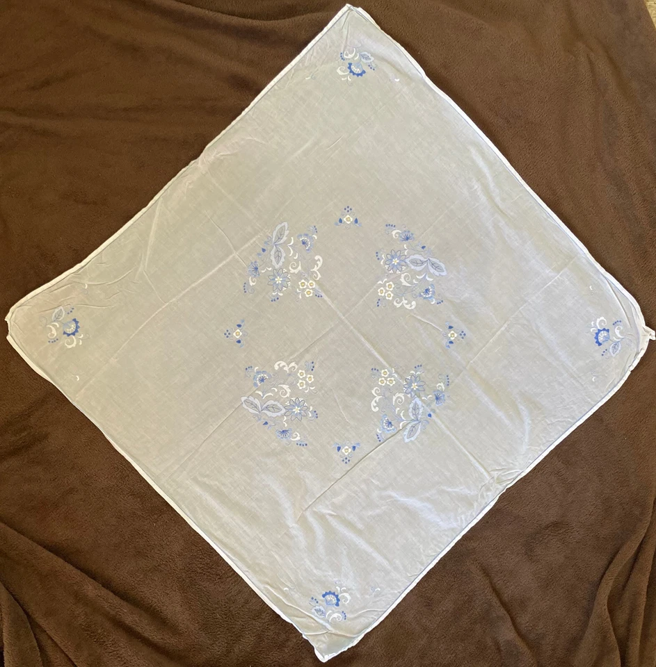 OMAS Tischdecke 1970er Jahre Weiß mit toller Stickerei - blau/weiß - 80x80cm - Bild 2 von 4