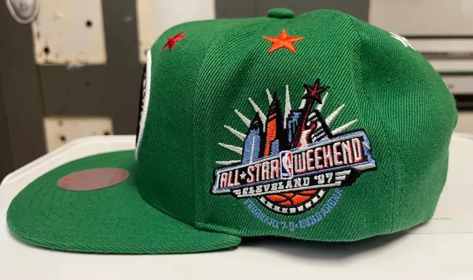 BOSTON CELTICS MITCHELL AND NESS 1997 ALL STAR FIN DE SEMANA GORRA SNAPBACK Foto 2 de 4