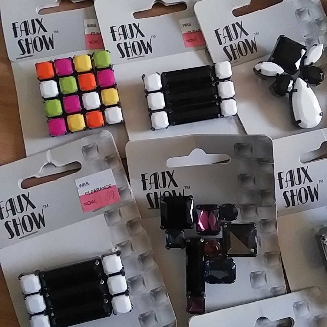 12 Assorted Pendants Faux Show By Plaid Craft Supplies