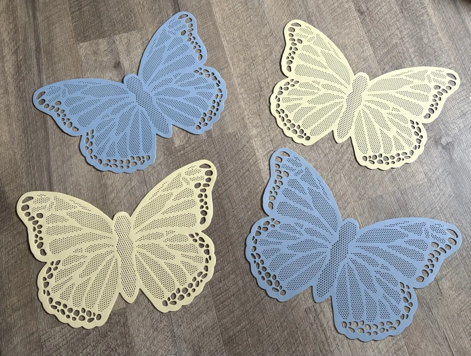 "Juego de 4 manteles individuales de goma flexibles en forma de mariposa azul y crema 18"" de ancho x 13,5 L" Foto 2 de 2