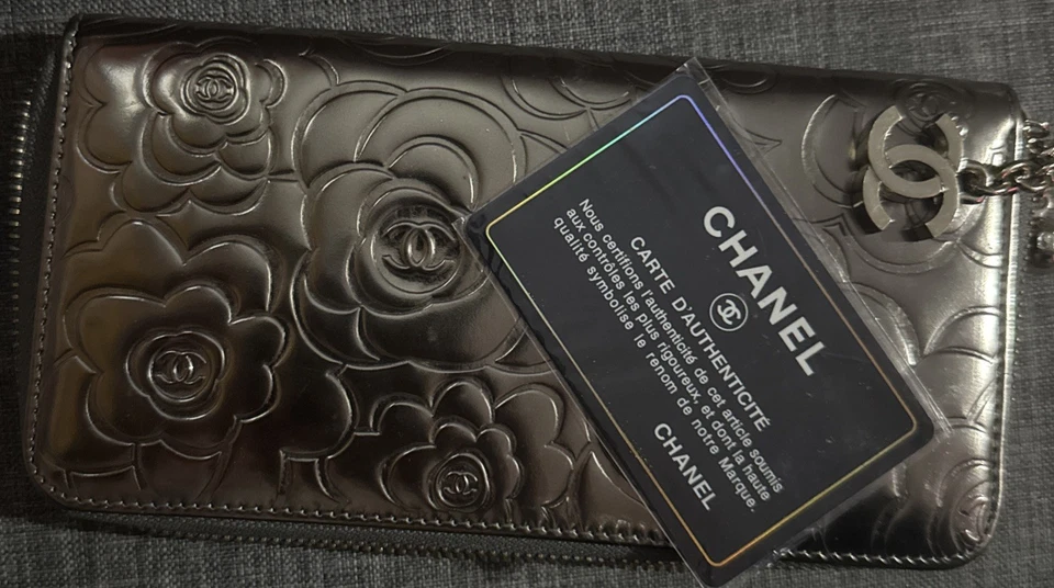 Auténtico estuche cosmético vintage Chanel metálico camelia logotipo CC -  Foto 4 de 4