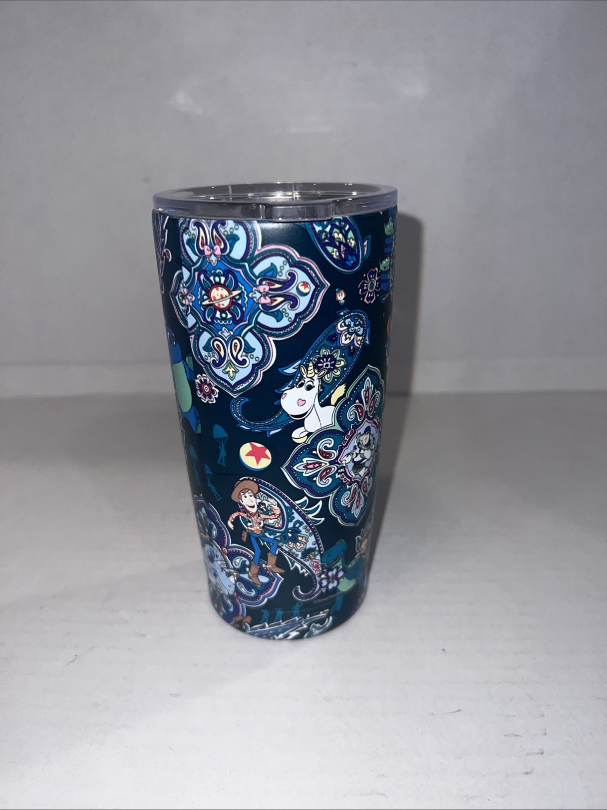 Vaso de acero inoxidable Vera Bradley Disney Pixar Toy Story 20 oz Andys Room