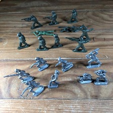 18 VINTAGE WWII 2" SOLDIERS 8 LEAD AND 10 PLASTIC UNPAINTED
