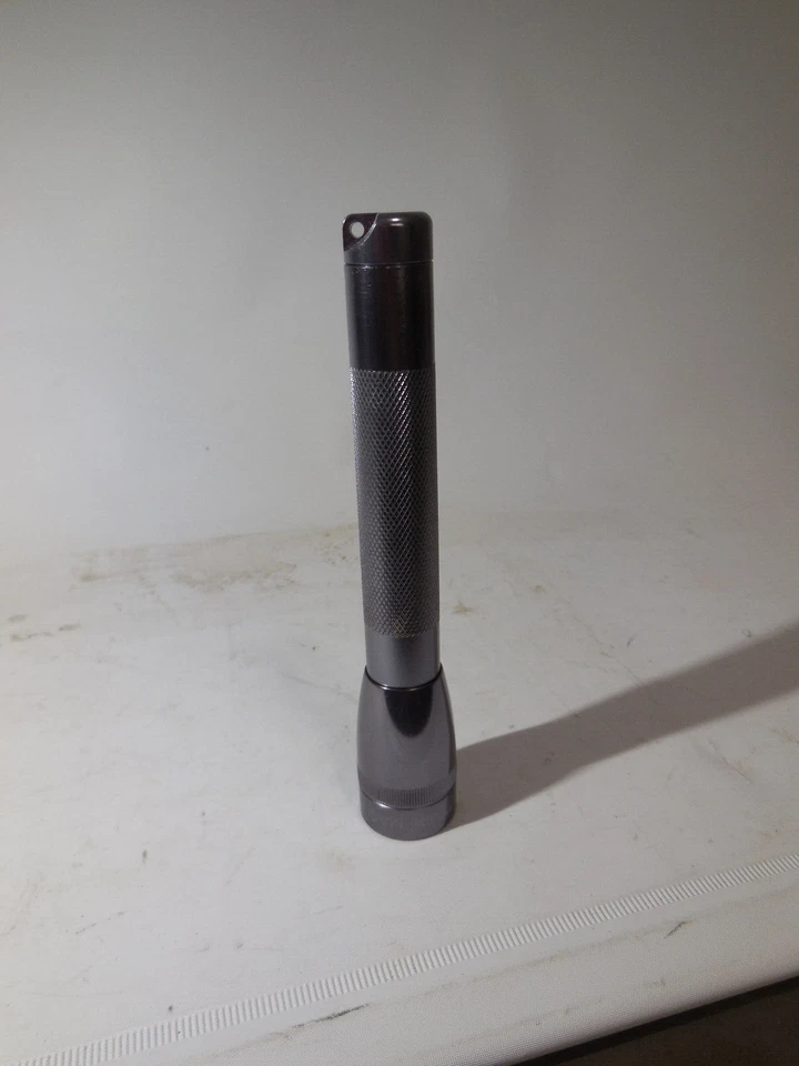 Linterna usada MINI MAG LIGHT plateada cromada MAGLITE hecha en EE. UU. Foto 3 de 4