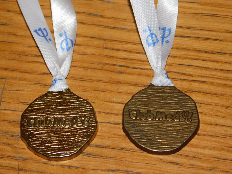 LOT 2 MEDAILLE CLUB méditerranée MED ruban + PORTE CLE VAL D'ISERE de vacance - Photo 3/4