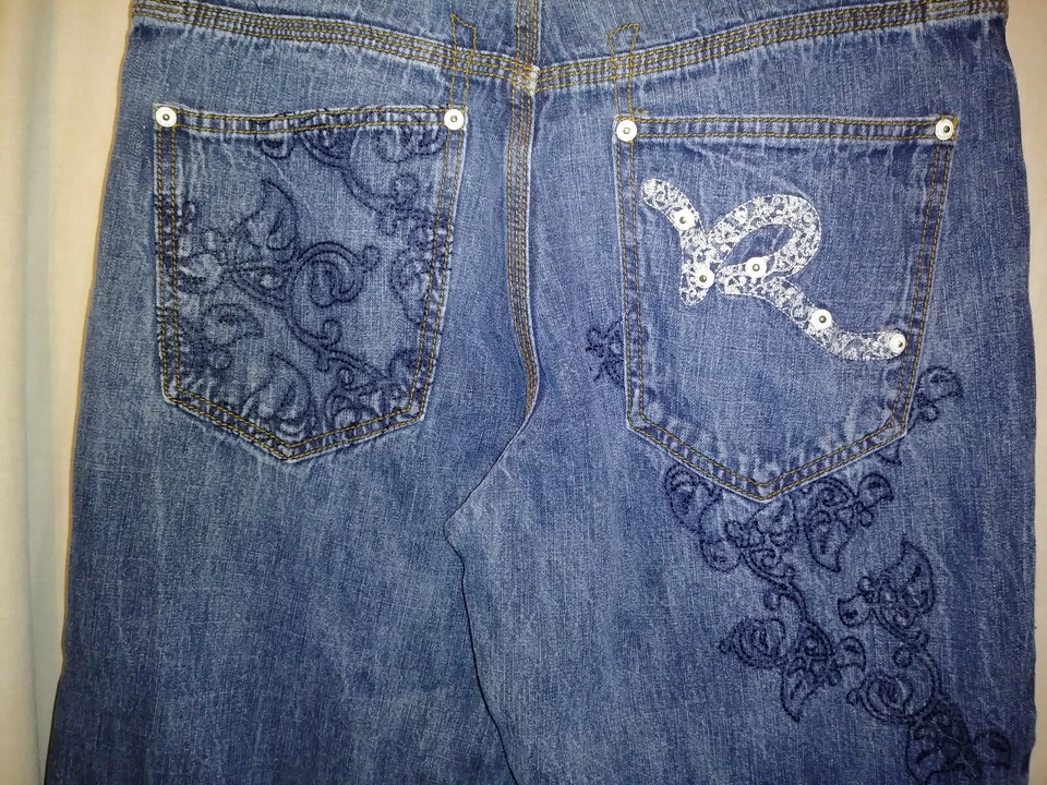 Size 34 Womens Denim Cropped pants Roca Wear embroidered on back 27 inch inseam - Image 3 of 4