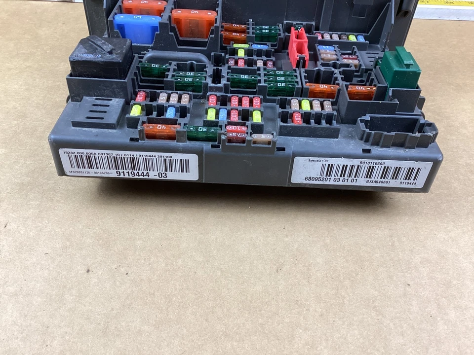 2007-2013 BMW 328i E90 Front Power Distribution Fuse Box 9119444 OEM - Image 4 of 4