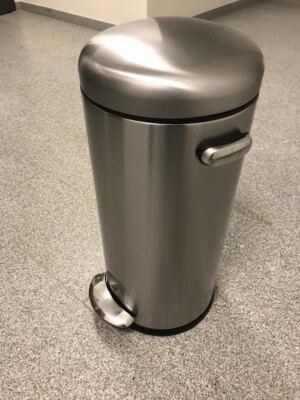 Standtrettmülleimer aus Edelstahl SimpleHuman