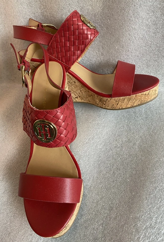 TOMMY HILFIGER MUJER ROJO LOGO PUNTA ABIERTA CUÑA BRIANNE SANDALIAS ZAPATOS TALLA 8.5 NUEVO Foto 2 de 4