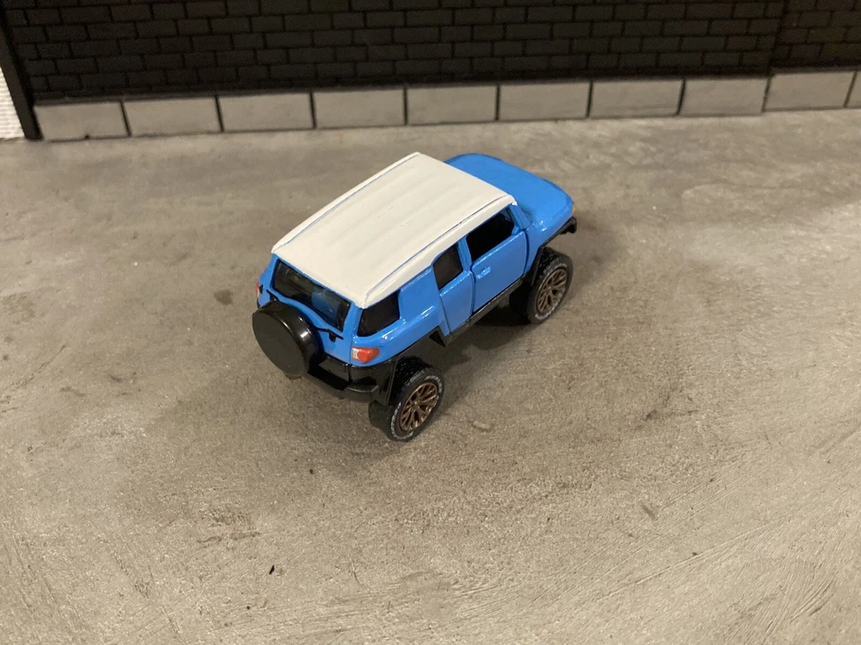 Camión Toyota FJ Cruiser elevado 4x4 1/64 diecast personalizado todo terreno 4x4 caja de cerillas Foto 4 de 4