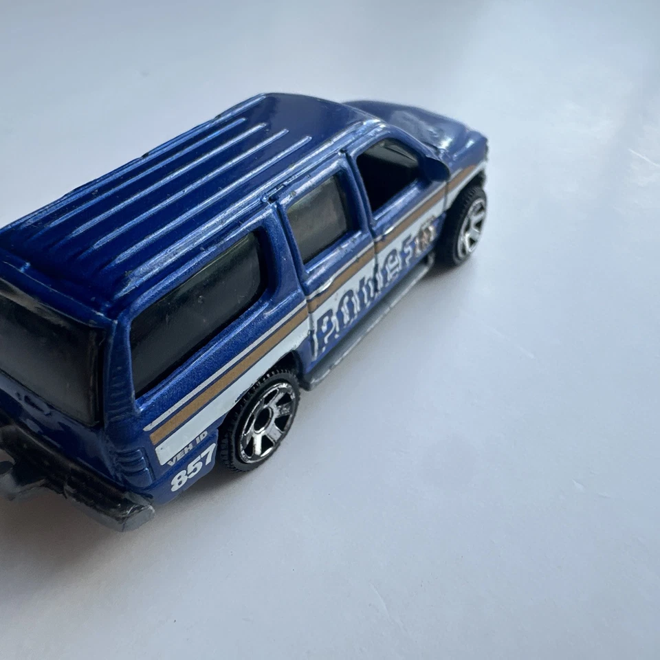 1999 MATCHBOX 2000 CHEVROLET SUBURBAN #857 BLUE 1:76 DIECAST 3" POLICE TRUCK - Image 4 of 4
