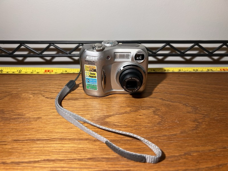 Nikon COOLPIX 3100 3.2MP Digital Camera - Tested and Working
