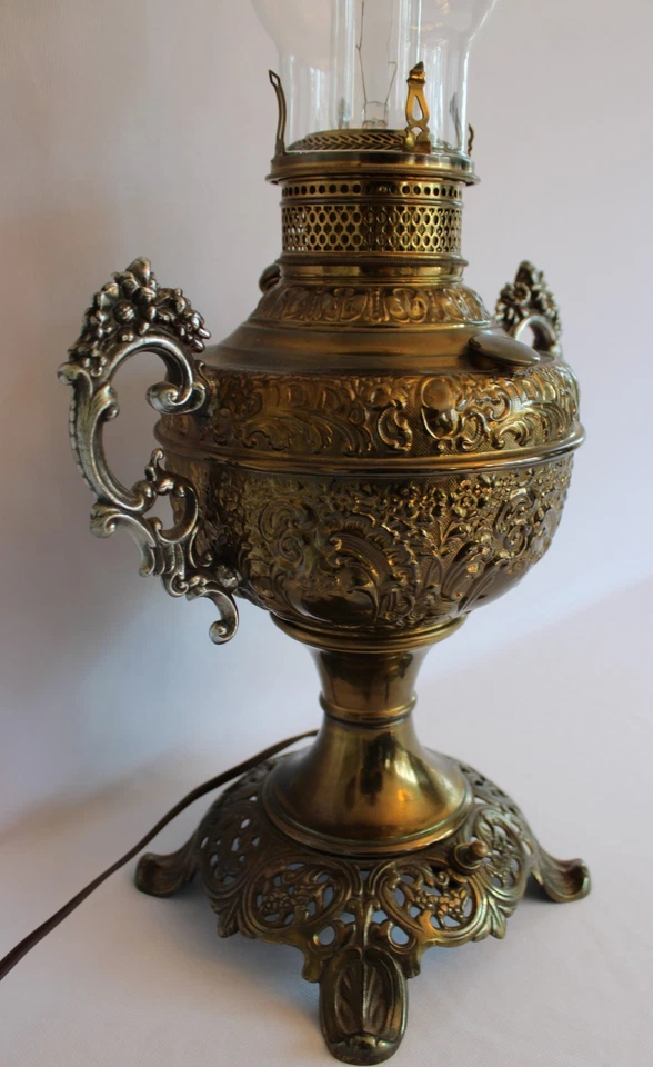 ANTIQUE THE NEW ROCHESTER MADE IN USA ORNATE BRASS KEROSENE/OIL LAMP -ELECTRIC - Image 4 of 4