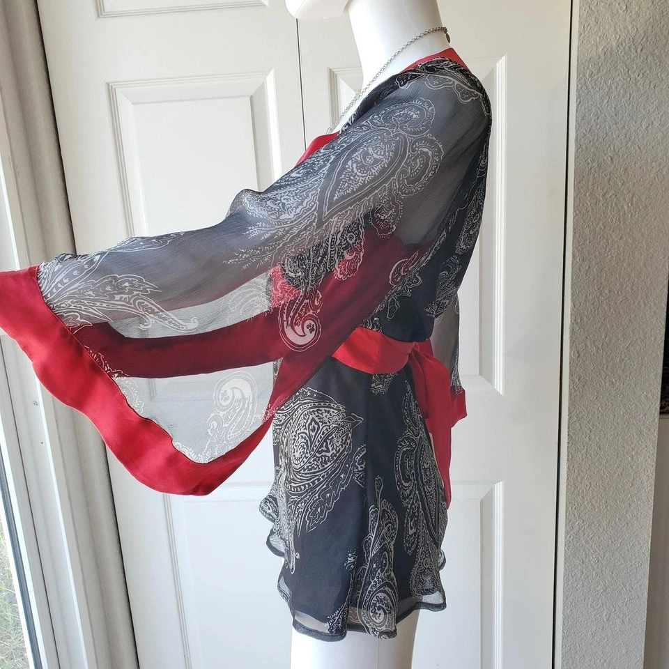 Blusa feminina Sunny Leigh preta e vermelha 100% seda estampa paisley manga longa - Imagem 2 de 4