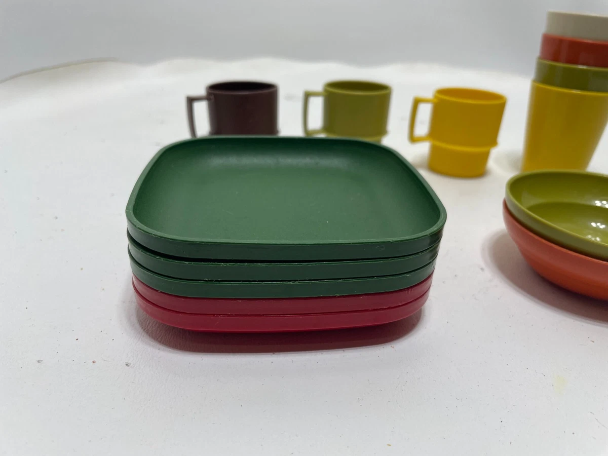 Vintage Kids Classic Tupperware Dishes. 