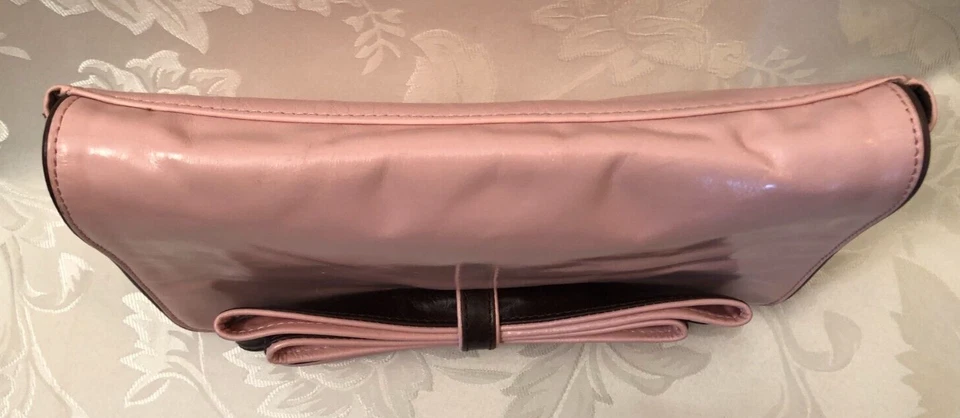 Bolso de Mano Steve Madden, Cuero Rosa y Marrón, Dije Bolso con Lazo, Llavero, Etiqueta Foto 3 de 4